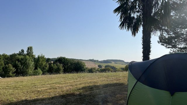 Vue aérienne du Domaine Devèze dans la nature du Gers